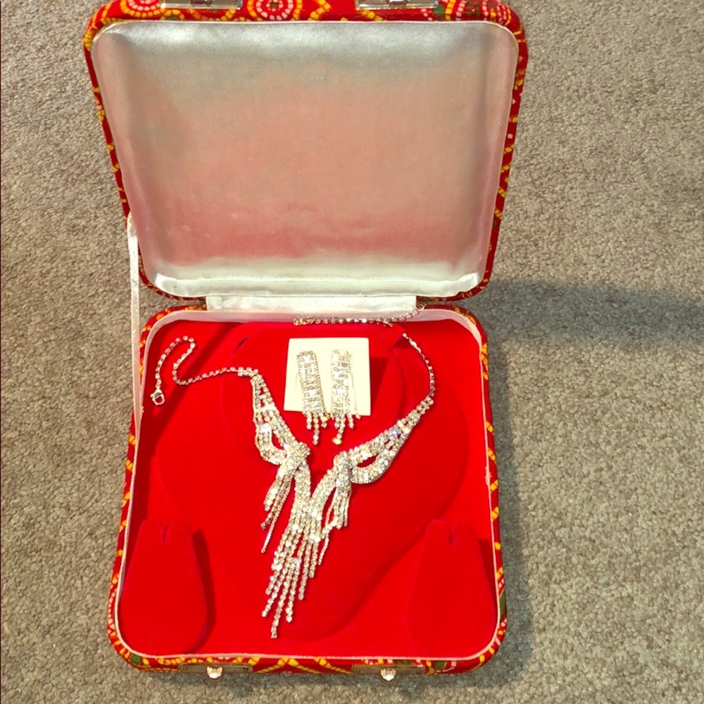 NWT Beautiful silver necklace and earring set!